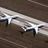 Auf der gesperrten Landebahn Nordwest des Flughafens Frankfurt parken diverse Langstreckenjets vom Typ A340-300 und A330-300 der Lufthansa. Alle 17 Airbus A340-600 der Airline werden nach Teruel in Spanien geflogen und dort abgestellt. "Der Einsatz dieser Flugzeuge im regulären Liniendienst ist mindestens für die kommenden ein- bis eineinhalb Jahre nicht vorgesehen", heißt es in einer Pressemitteilung.