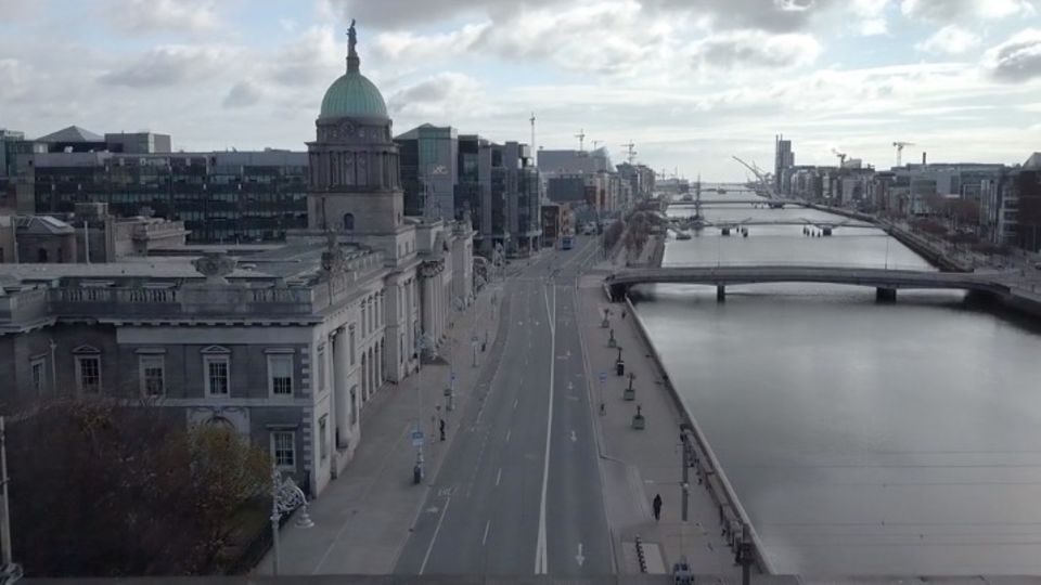 Aufnahmen aus der Luft zeigen: Wegen des Coronavirus herrscht auch in Dublin gähnende Leere. Aufnahmen aus der Luft zeigen: Wegen des Coronavirus herrscht auch in Dublin gähnende Leere.