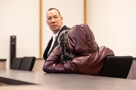 Einer der bei der Vergewaltigung einer jungen Frau mutmaßlich beteiligten Jugendlichen (r.) im Gerichtssaal