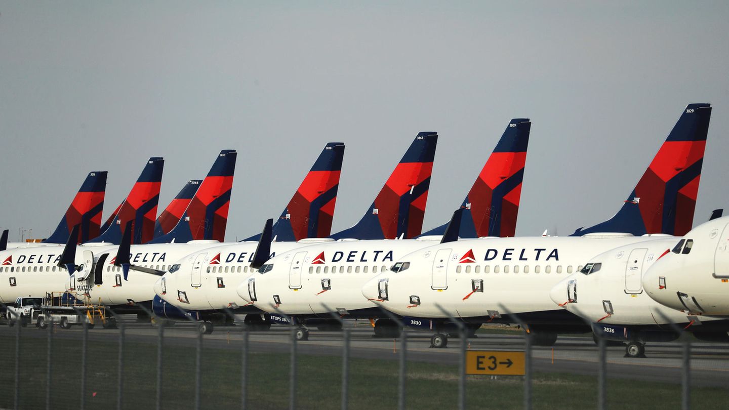 Neben United und American Airlines gehört Delta Air Lines zu den drei großen Fluglinien in den USA. Mehr als 900 Flugzeuge betriebt die in Atlanta beheimatete Airline. Nach eigenen Angaben verliert das Unternehmen derzeit 60 Millionen Dollar pro Tag. Einige der Jets sind am Airport in Kansas City abgestellt.