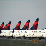 Neben United und American Airlines gehört Delta Air Lines zu den drei großen Fluglinien in den USA. Mehr als 900 Flugzeuge betriebt die in Atlanta beheimatete Airline. Nach eigenen Angaben verliert das Unternehmen derzeit 60 Millionen Dollar pro Tag. Einige der Jets sind am Airport in Kansas City abgestellt.