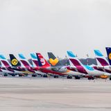 Stelldichein am Flughafen Düsseldorf: Hier dominieren die auf dem Vorfeld abgestellten Airbus-Jets von Eurowings, zum Teil mit Sonderlackierungen.