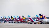 Stelldichein am Flughafen Düsseldorf: Hier dominieren die auf dem Vorfeld abgestellten Airbus-Jets von Eurowings, zum Teil mit Sonderlackierungen.