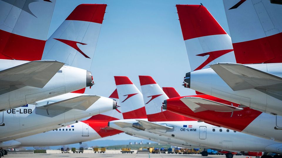 Flugzeuge der Austrian Airlines stehen am Flughafen Wien-Schwechat. Seit dem 18. März ruht bis auf Rückholflüge der Betrieb noch bis zum 17. Mai.