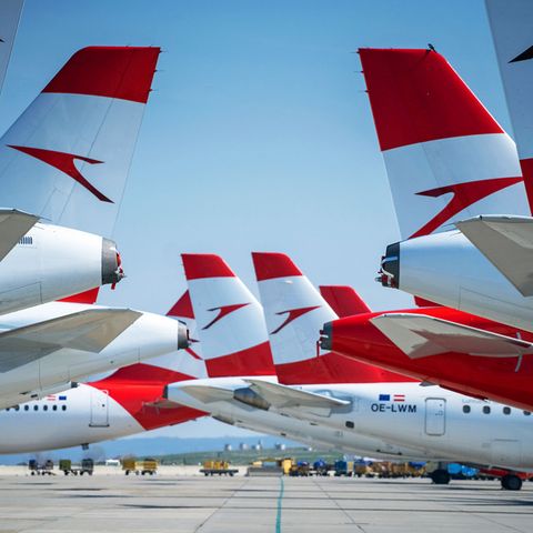 Flugzeuge der Austrian Airlines stehen am Flughafen Wien-Schwechat. Seit dem 18. März ruht bis auf Rückholflüge der Betrieb noch bis zum 17. Mai.