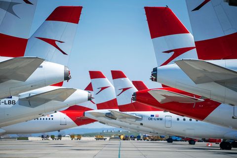 Flugzeuge der Austrian Airlines stehen am Flughafen Wien-Schwechat. Seit dem 18. März ruht bis auf Rückholflüge der Betrieb noch bis zum 17. Mai.