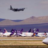 Der Airport Victorville in Kalifornien gehört zu einer Reihe von Wüstenflughäfen im Westen der USA, wo Passagier- und Frachtflugzeuge langfristig abgestellt werden. Schon seit einem Jahr werden viele Flächen zum Abstellen der Boeing 737 Max benutzt, für die ein weltweites Flugverbot gilt. Aber das ist ein anderes Thema.