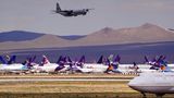 Der Airport Victorville in Kalifornien gehört zu einer Reihe von Wüstenflughäfen im Westen der USA, wo Passagier- und Frachtflugzeuge langfristig abgestellt werden. Schon seit einem Jahr werden viele Flächen zum Abstellen der Boeing 737 Max benutzt, für die ein weltweites Flugverbot gilt. Aber das ist ein anderes Thema.