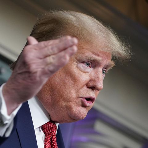 Donald Trump gestikuliert während des Redens mit der rechten Hand, die von der Seite betrachtet sein rechtes Ohr verdeckt