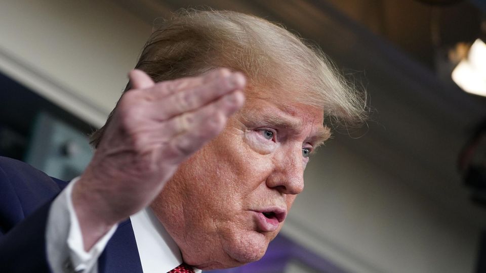 Donald Trump gestikuliert während des Redens mit der rechten Hand, die von der Seite betrachtet sein rechtes Ohr verdeckt