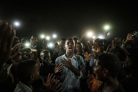 "World Press Photo of the Year" und Gewinner in der Kategorie "General News": Ein junger Mann rezitiert mitten in einer Gruppe von Demonstranten und im Schein vieler Handy-Lampen Gedichte in Sudans Hauptstadt Khartoum. Der japanische Fotograf Yasuyoshi Chiba ist mit diesem für die französische Agentur AFP aufgenommenen Foto "Straight Voice" Sieger des renommierten Wettbewerbs "World Press Photo 2020" und erhält den mit 10.000 Euro dotierten Preis, wie die Jury des Wettbewerbs "World Press Photo 2020" am 16.04.2020 in Amsterdam mitteilte.