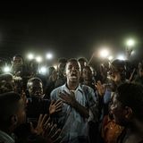 "World Press Photo of the Year" und Gewinner in der Kategorie "General News": Ein junger Mann rezitiert mitten in einer Gruppe von Demonstranten und im Schein vieler Handy-Lampen Gedichte in Sudans Hauptstadt Khartoum. Der japanische Fotograf Yasuyoshi Chiba ist mit diesem für die französische Agentur AFP aufgenommenen Foto "Straight Voice" Sieger des renommierten Wettbewerbs "World Press Photo 2020" und erhält den mit 10.000 Euro dotierten Preis, wie die Jury des Wettbewerbs "World Press Photo 2020" am 16.04.2020 in Amsterdam mitteilte.