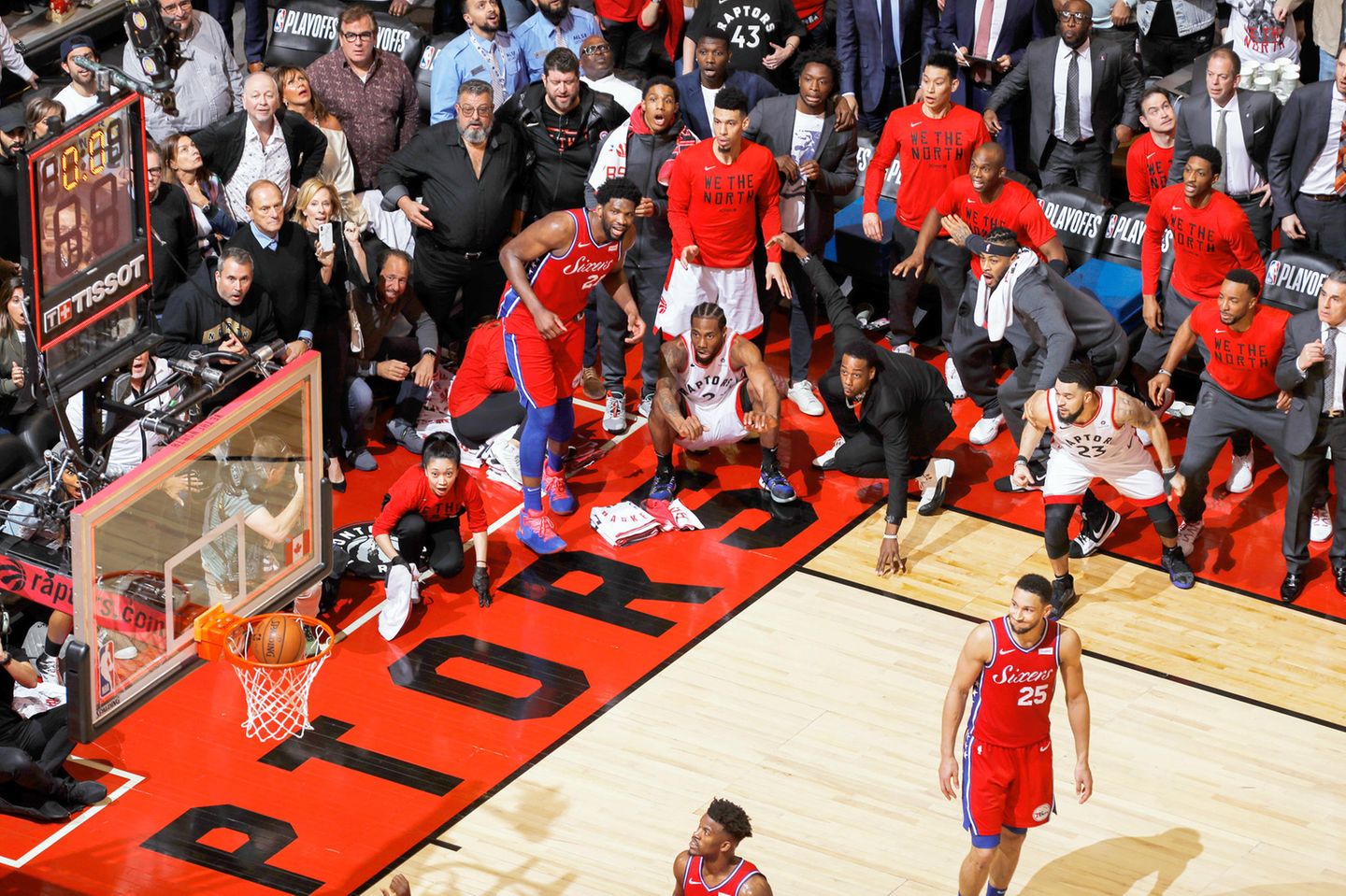 Kawhi Leonard·s Game 7 Buzzer Beater Sieger in der Kategorie "Sport": Kawhi Leonard (in der Hocke, Mitte) von den Toronto Raptors sieht zu, wie sein Wurf ins Netz geht, während er in der Scotiabank Arena gegen die Philadelphia 76ers im Spiel 7 der Halbfinalspiele der Eastern Conference der NBA-Playoffs 2019 spielt. Titel dieses Gewinnerfotos: "Kawhi Leonard·s Game 7 Buzzer Beater".