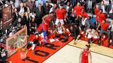 Sieger in der Kategorie "Sport": Kawhi Leonard (in der Hocke, Mitte) von den Toronto Raptors sieht zu, wie sein Wurf ins Netz geht, während er in der Scotiabank Arena gegen die Philadelphia 76ers im Spiel 7 der Halbfinalspiele der Eastern Conference der NBA-Playoffs 2019 spielt. Titel dieses Gewinnerfotos: "Kawhi Leonard·s Game 7 Buzzer Beater".