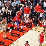 Sieger in der Kategorie "Sport": Kawhi Leonard (in der Hocke, Mitte) von den Toronto Raptors sieht zu, wie sein Wurf ins Netz geht, während er in der Scotiabank Arena gegen die Philadelphia 76ers im Spiel 7 der Halbfinalspiele der Eastern Conference der NBA-Playoffs 2019 spielt. Titel dieses Gewinnerfotos: "Kawhi Leonard·s Game 7 Buzzer Beater".