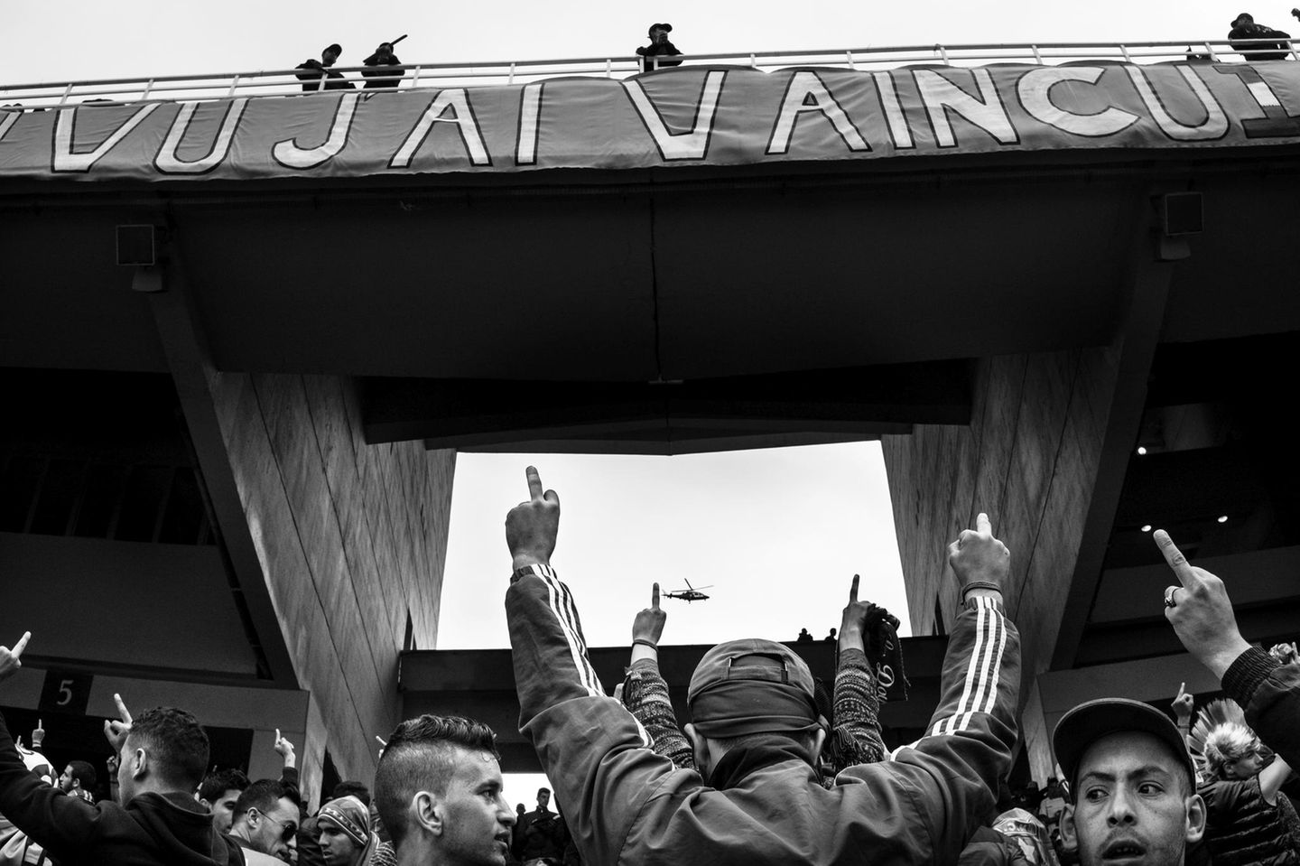 Kho, die Entstehung einer Revolte Gewinner in den Kategorien "Beste World Press Photo-Story des Jahres" und "Langezeitprojekte": Beim Finale des algerischen Fußball-Cups singen Ultras Beleidigungen gegen den Staat, den Präsidenten, die Generäle und die Polizei. Die Serie "Kho, die Entstehung einer Revolte" über die Unruhen in Algerien des französischen Fotografen Romain Laurendeau ist "Beste World Press Photo-Story des Jahres".
