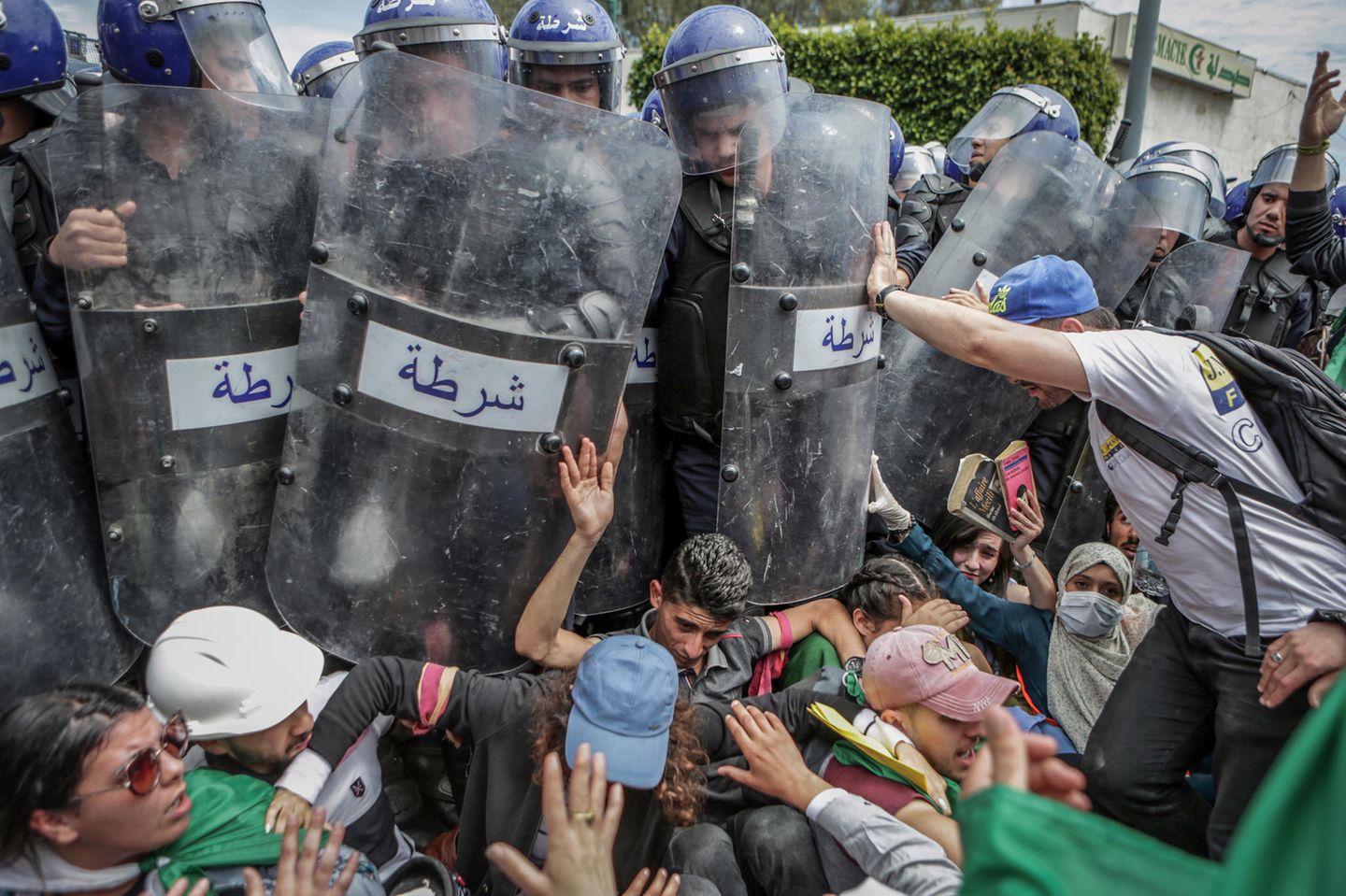 Clash with the Police During an Anti-Government Demonstration Gewinner in der Kategorie "Spot News Singles": Algerische Studenten stoßen während einer Demonstration gegen die Regierung mit algerischen Bereitschaftspolizisten zusammen. Mit dem Foto (Titel: "Clash with the Police During an Anti-Government Demonstration") hat der dpa-Fotograf Farouk Batiche aus Algerien beim renommierten Wettbewerb World Press Photo 2020 den ersten Preis in der Kategorie "Spot News Singles" gewonnen.