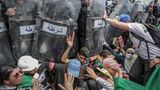 Gewinner in der Kategorie "Spot News Singles": Algerische Studenten stoßen während einer Demonstration gegen die Regierung mit algerischen Bereitschaftspolizisten zusammen. Mit dem Foto (Titel: "Clash with the Police During an Anti-Government Demonstration") hat der dpa-Fotograf Farouk Batiche aus Algerien beim renommierten Wettbewerb World Press Photo 2020 den ersten Preis in der Kategorie "Spot News Singles" gewonnen.