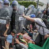 Gewinner in der Kategorie "Spot News Singles": Algerische Studenten stoßen während einer Demonstration gegen die Regierung mit algerischen Bereitschaftspolizisten zusammen. Mit dem Foto (Titel: "Clash with the Police During an Anti-Government Demonstration") hat der dpa-Fotograf Farouk Batiche aus Algerien beim renommierten Wettbewerb World Press Photo 2020 den ersten Preis in der Kategorie "Spot News Singles" gewonnen.