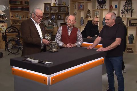 "Bares für Rares"-Experte erklärt die Herkunft des alten Silberkruges. Moderator Horst Lichter und Verkäufer Michael Münz staunen.