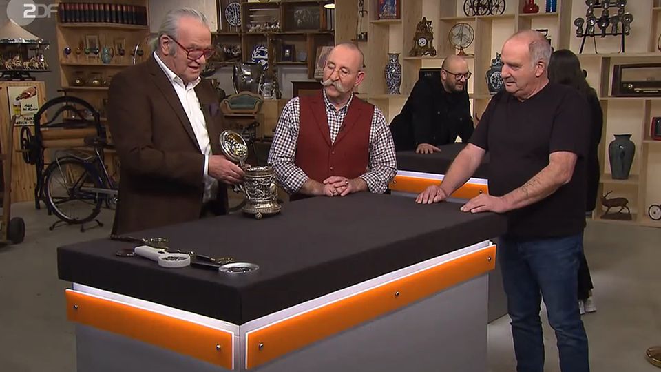 Bares für Rares "Bares für Rares"-Experte erklärt die Herkunft des alten Silberkruges. Moderator Horst Lichter und Verkäufer Michael Münz staunen.