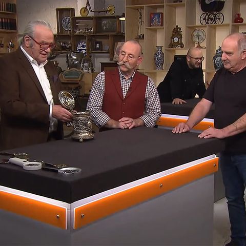"Bares für Rares"-Experte erklärt die Herkunft des alten Silberkruges. Moderator Horst Lichter und Verkäufer Michael Münz staunen.