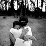 Gewinner in der Kategorie "Sports - Stories": Emmie Morgan und ihr Sohn Setson, ein Paradise Bobcats Running Back, trösten sich gegenseitig, während sie den Ort besuchen, an dem einst ihr Zuhause stand. Titel der Foto-Story: "Rise from the Ashes".