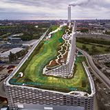 Sieger in der Kategorie "Environment - Stories": Amager Bakke, ein Müllheizkraftwerk, das eine alte Kohleverbrennungsanlage ersetzt hat, produziert genug Strom, um mindestens 60.000 Haushalte zu versorgen und 72.000 zu beheizen. Eine fortschrittliche Filtertechnologie reduziert den Ausstoß von schädlichen Stickoxiden fast auf Null.