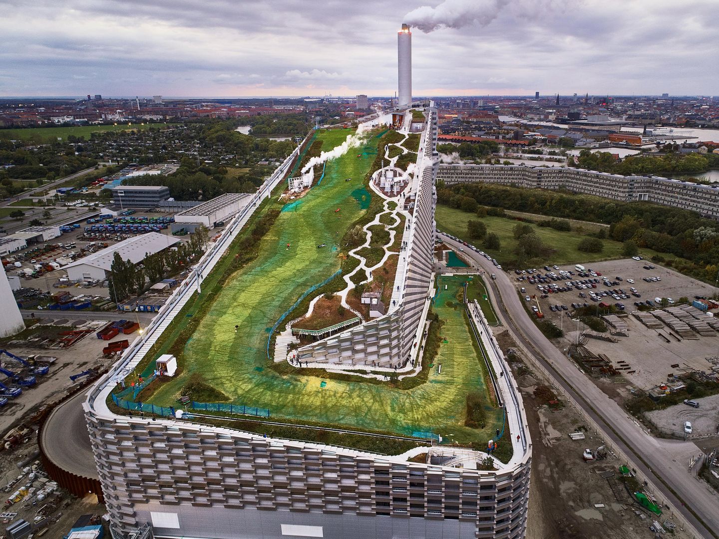 The End of Trash - Circular Economy Solutions Sieger in der Kategorie "Environment - Stories": Amager Bakke, ein Müllheizkraftwerk, das eine alte Kohleverbrennungsanlage ersetzt hat, produziert genug Strom, um mindestens 60.000 Haushalte zu versorgen und 72.000 zu beheizen. Eine fortschrittliche Filtertechnologie reduziert den Ausstoß von schädlichen Stickoxiden fast auf Null.