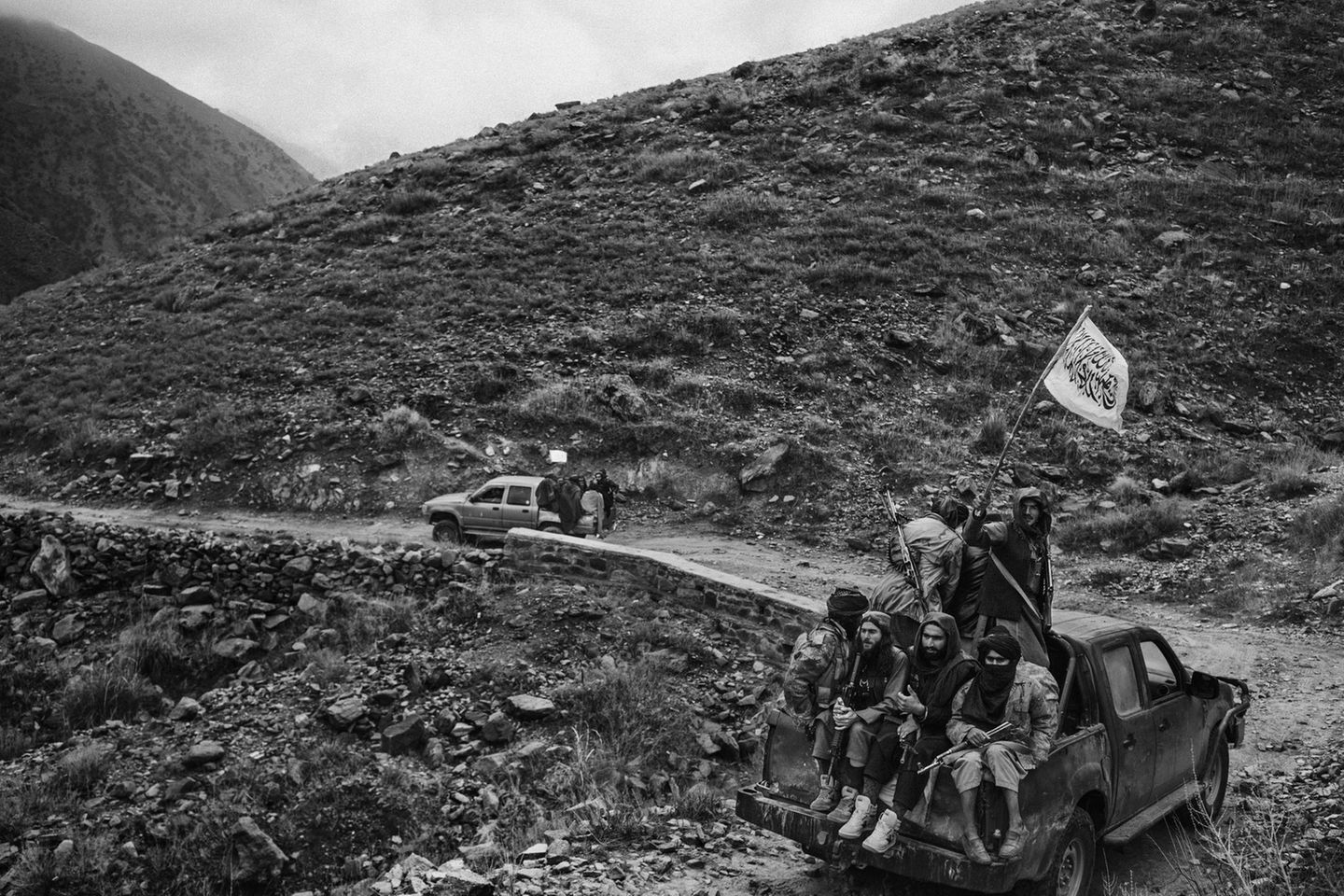 Erster Platz in der Kategorie "Contemporary Issues - Stories": Taliban-Kämpfer fahren mit ihrer Flagge in einem Gebiet ein, das zuvor von der Gruppe Islamischer Staat kontrolliert wurde. 