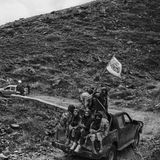 Erster Platz in der Kategorie "Contemporary Issues - Stories": Taliban-Kämpfer fahren mit ihrer Flagge in einem Gebiet ein, das zuvor von der Gruppe Islamischer Staat kontrolliert wurde. 