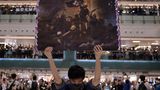 Der erste Platz in der Kategorie "General News - Stories": Ein Mann hält ein Plakat in der Hand, während sich die Menschen zum Singen von "Glory to Hong Kong" versammelt haben – ein Protestlied, das in der Stadt als inoffizielle Hymne an Popularität gewonnen hat. Titel: "Hong Kong Unrest".