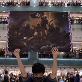 Der erste Platz in der Kategorie "General News - Stories": Ein Mann hält ein Plakat in der Hand, während sich die Menschen zum Singen von "Glory to Hong Kong" versammelt haben – ein Protestlied, das in der Stadt als inoffizielle Hymne an Popularität gewonnen hat. Titel: "Hong Kong Unrest".