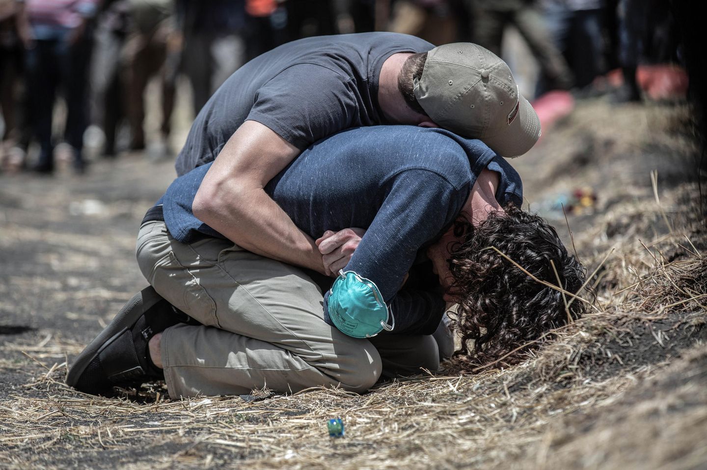 Erster Platz in der Kategorie "Spot News - Stories": Angehörige trauern an der Absturzstelle des Ethiopian Airlines Fluges ET302. Titel der Foto-Story: "Ethiopian Airlines Flight 302 Crash Site".