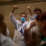 Auch diesen Moment hat Emilio Morenatti festgehalten: Das Gesundheitspersonal freut sich am Eingang einer Klinik, als zahlreiche Menschen von zu Hause aus klatschen, um das medizinische Personal bei ihrem Kampf gegen die Ausbreitung des Coronavirus zu unterstützen.