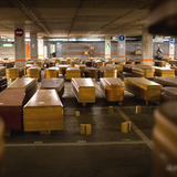 Rekordzahl an Todesopfern: Auf der Parkebene des Leichenhauses von Collserola sind die Särge nebeneinander aufgereiht, weil die normalen Aufbewahrungsplätze bereits überfüllt sind.