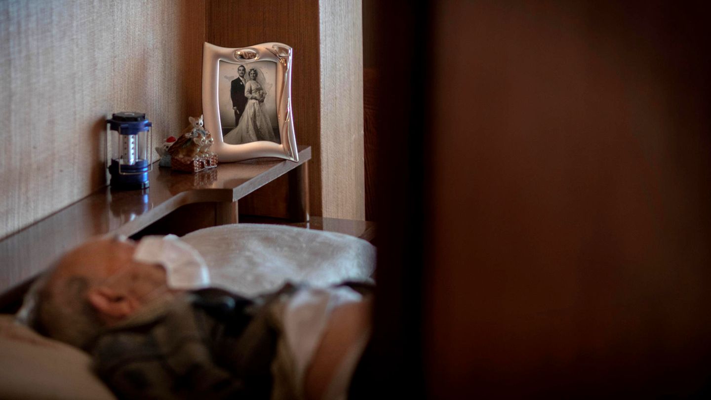 Leopoldo Roman liegt im Bett und trägt eine Gesichtsmaske, während er auf den Hausbesuch eines Arztes wartet. Roman, dessen Bein vor Jahren amputiert wurde, muss die tägliche Pflege aus seiner Rente bezahlen, da das öffentliche System nur vorsieht, dass ein Sozialarbeiter an drei Tagen in der Woche für eine Stunde am Tag kommt.