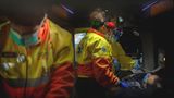 Im Krankenwagen: Sanitäter betreuen einen Patienten auf der Fahrt in die Klinik.