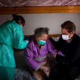 Wieder zu Hause: Felicidad war nach einem Schlaganfall ins Krankenhaus eingeliefert worden, wurde aber innerhalb eines Tages nach Hause geschickt und entwickelte bald darauf Atemwegssymptome. Ihr Sohn Joan hält ihren Arm, während sie von einer Ärztin untersucht wird.