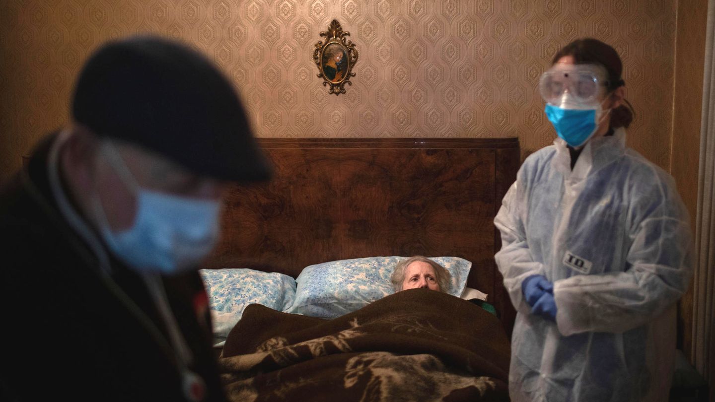 Die Krankenschwester Alba Rodriguez ist zu einem Hausbesuch bei der bettlägerigen 86-jährigen Josefa Ribas und ihrem drei Jahre äteren Ehemann Jose Marcos eingetroffen. Josefa Ribas leidet an Demenz.