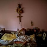 Maria Pérez Gómez, die an Symptomen wie Atembeschwerden, Husten und Fieber leidet, wird in ihrer Wohnung von Sanitätern besucht. Die 70-Jährige fleht die Ärzte an, sie zu Hause zu lassen und hofft, nicht mit dem Coronavirus infiziert zu sein.