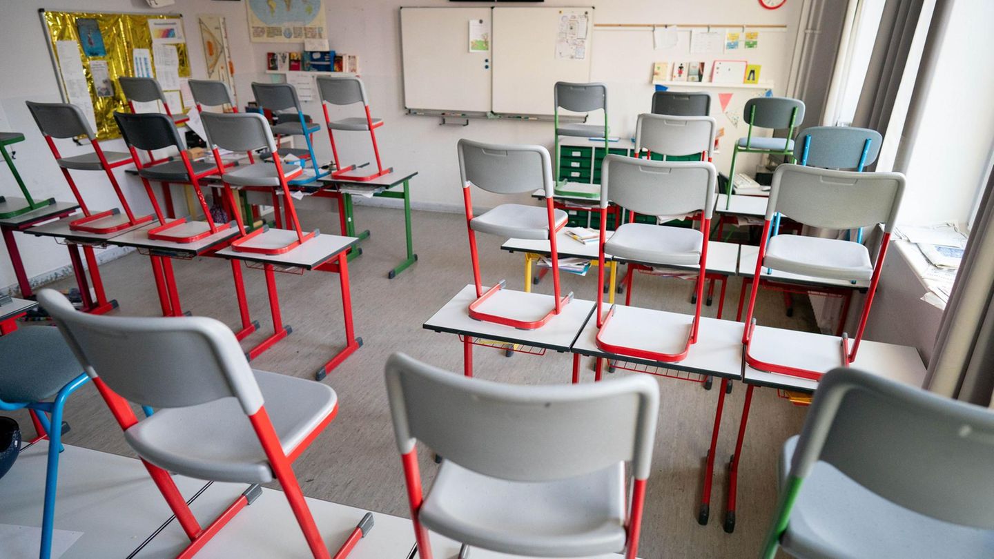 Leerer Klassenraum in einer Schule