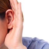 Frau versucht etwas zu hören