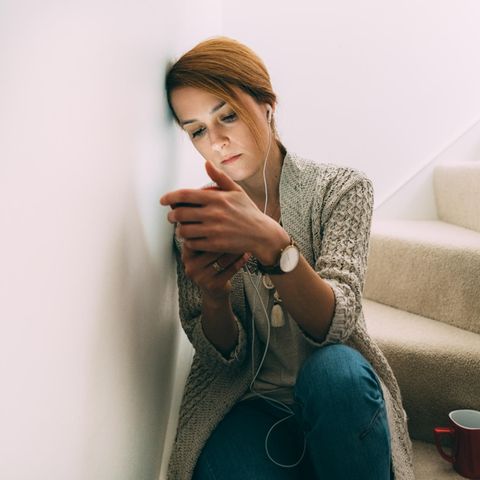 Traurige Frau am Handy