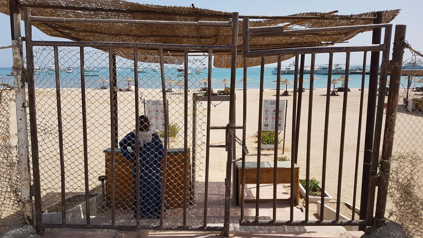 Mitte April 2020: Der Badestrand von von Hurghada ist geschlossen