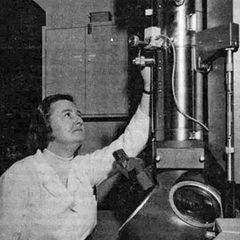 June Almeida wusste, wie man aus den Elektronenmikroskopen das Optimum herausholen konnte-