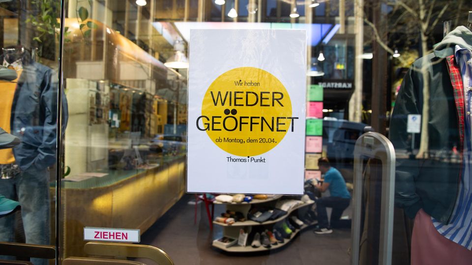 Vorfreude auf die Ladenöffnungen nach der Corona-Zwangspause - gesehen in Hamburg.