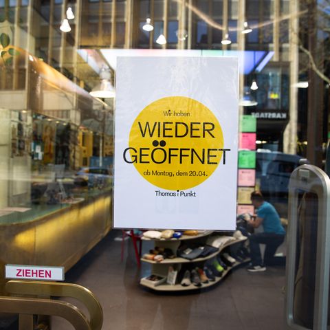 Vorfreude auf die Ladenöffnungen nach der Corona-Zwangspause - gesehen in Hamburg.