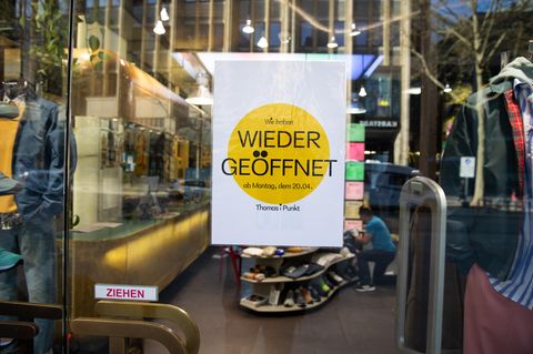 Vorfreude auf die Ladenöffnungen nach der Corona-Zwangspause - gesehen in Hamburg.