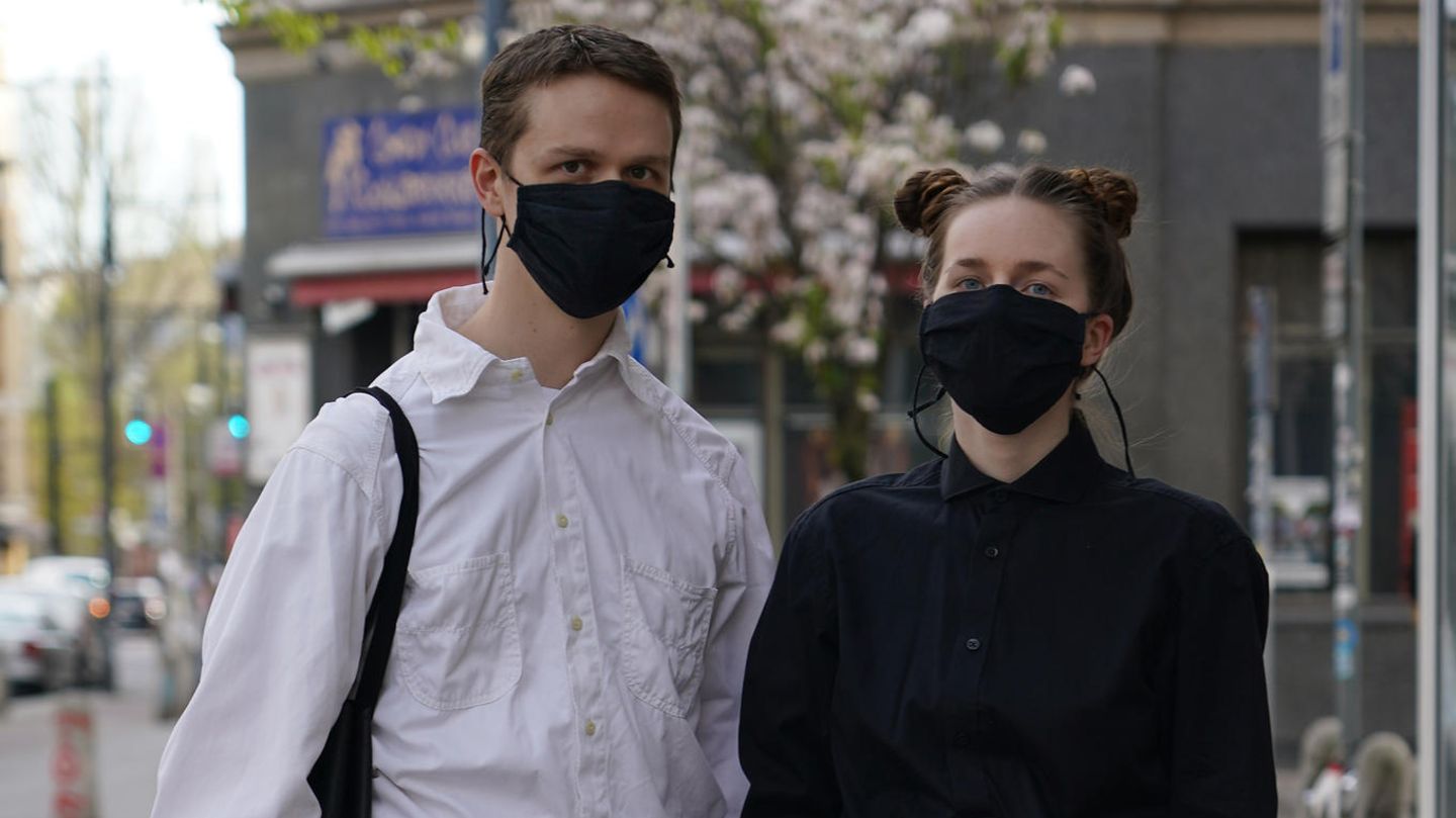 Schwarz-weiß mit passenden Schutzmasken bekleidet, so übersteht man die Coronavirus-Krise